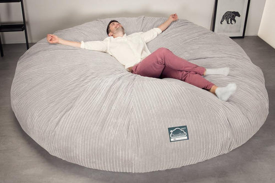 LOUNGE PUG, CloudSac 5000 XXXXXL - gigantický sedací vak ve tvaru pohovky z paměťové pěny,Manšestr Slonovinová