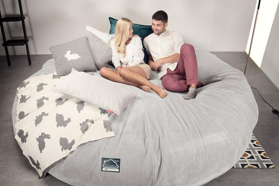 LOUNGE PUG, CloudSac 5000 XXXXXL - gigantický sedací vak ve tvaru pohovky z paměťové pěny,Pom pom Slonovinová