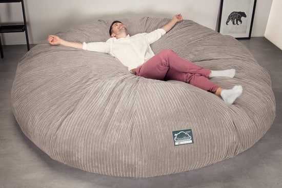 LOUNGE PUG, CloudSac 5000 XXXXXL - gigantický sedací vak ve tvaru pohovky z paměťové pěny,Manšestr Norek