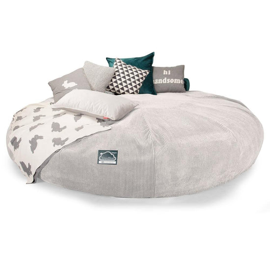 LOUNGE PUG, CloudSac 5000 XXXXXL - gigantický sedací vak ve tvaru pohovky z paměťové pěny,Pom pom Slonovinová