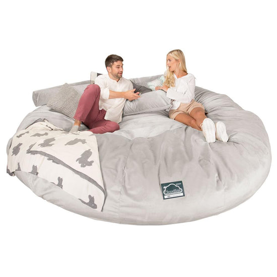 LOUNGE PUG, CloudSac 5000 XXXXXL - gigantický sedací vak ve tvaru pohovky z paměťové pěny,Samet Stříbrná