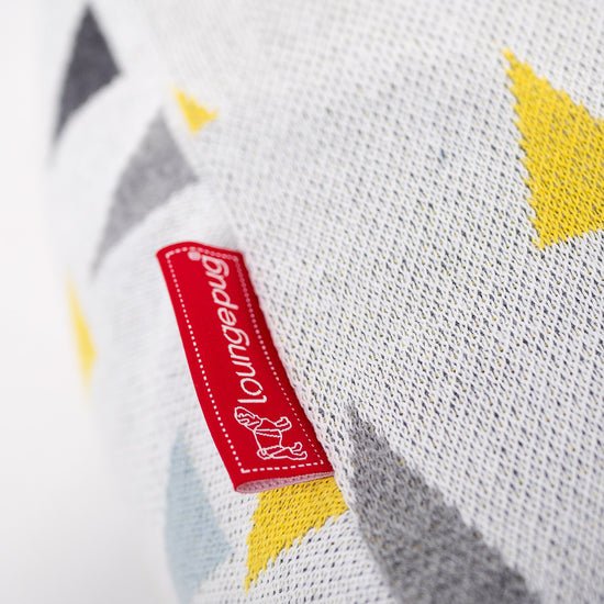 Malá podnožka - Pletený Geometrický Trojúhelník 02