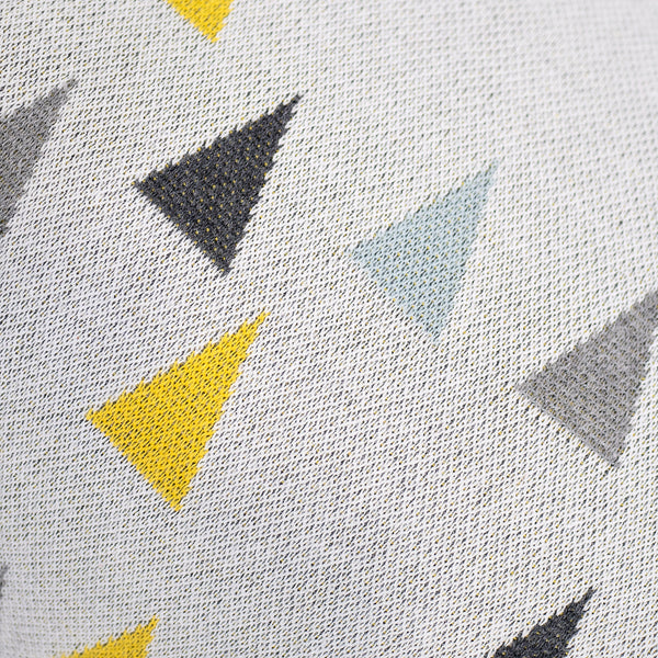 Malá podnožka - Pletený Geometrický Trojúhelník Fabric Close-up Image