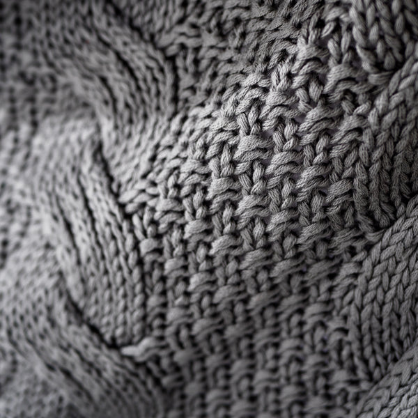 Přehoz na pohovku / deka - Pletený Cable Šedá Fabric Close-up Image