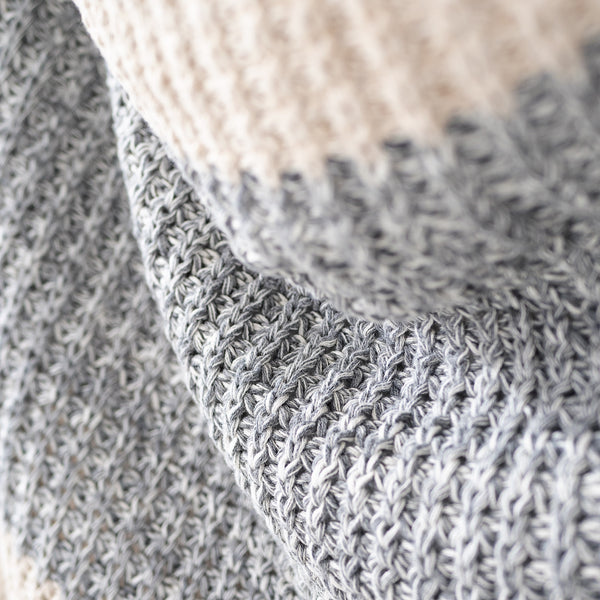 Přehoz na pohovku / deka - Pletený Chester Šedá Fabric Close-up Image
