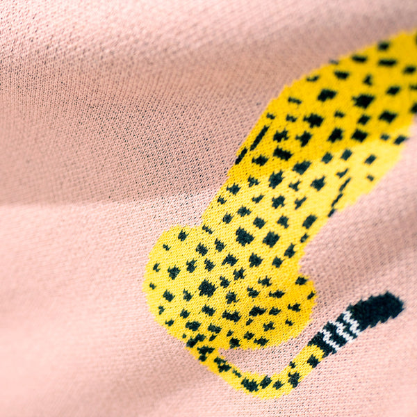 Přehoz na pohovku / deka - Pletený Gepard Růžová Fabric Close-up Image