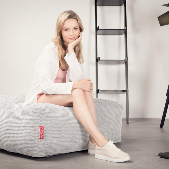 LOUNGE PUG, CloudSac 250 - otoman (taburet) z paměťové pěny,Pom pom Slonovinová