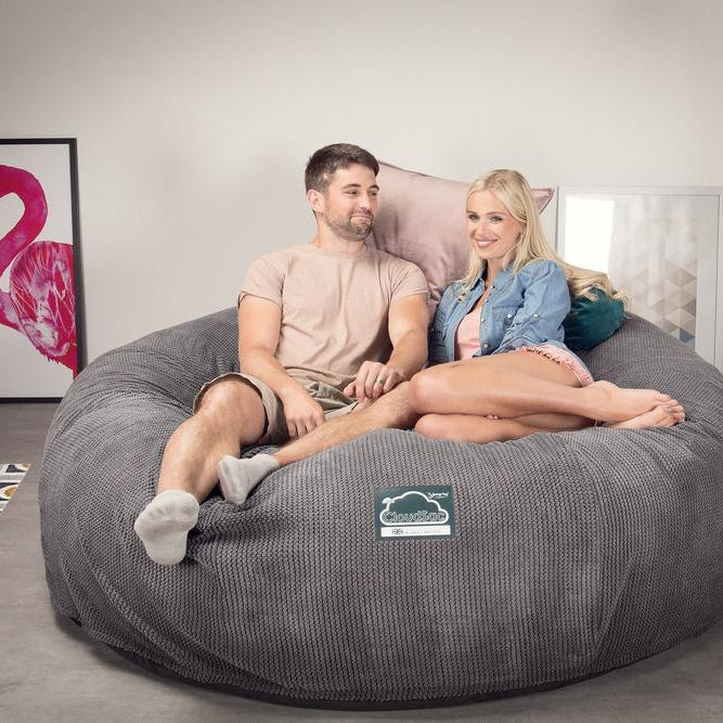 LOUNGE PUG, CloudSac 3000 XXXL - obří sedací vak ve tvaru pohovky/dvousedačky z paměťové pěny (King Size),Pom pom Tmavě šedá