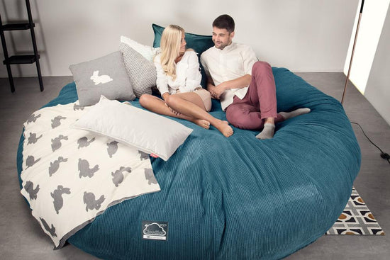 LOUNGE PUG, CloudSac 5000 XXXXXL - gigantický sedací vak ve tvaru pohovky z paměťové pěny,Pom pom Modrozelená