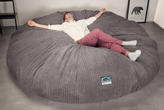 LOUNGE PUG, CloudSac 5000 XXXXXL - gigantický sedací vak ve tvaru pohovky z paměťové pěny,Manšestr Tmavomodrá šeď