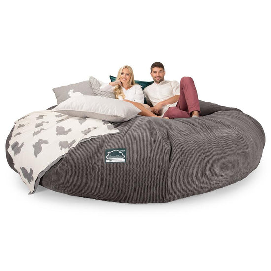 LOUNGE PUG, CloudSac 5000 XXXXXL - gigantický sedací vak ve tvaru pohovky z paměťové pěny,Pom pom Tmavě šedá