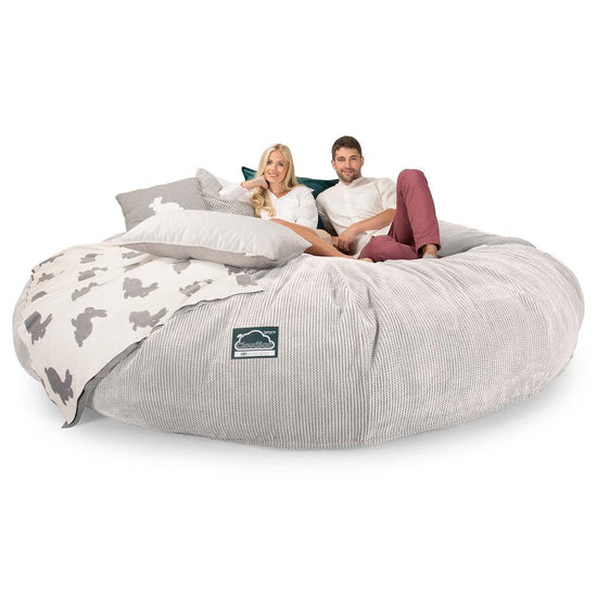 LOUNGE PUG, CloudSac 5000 XXXXXL - gigantický sedací vak ve tvaru pohovky z paměťové pěny,Pom pom Slonovinová