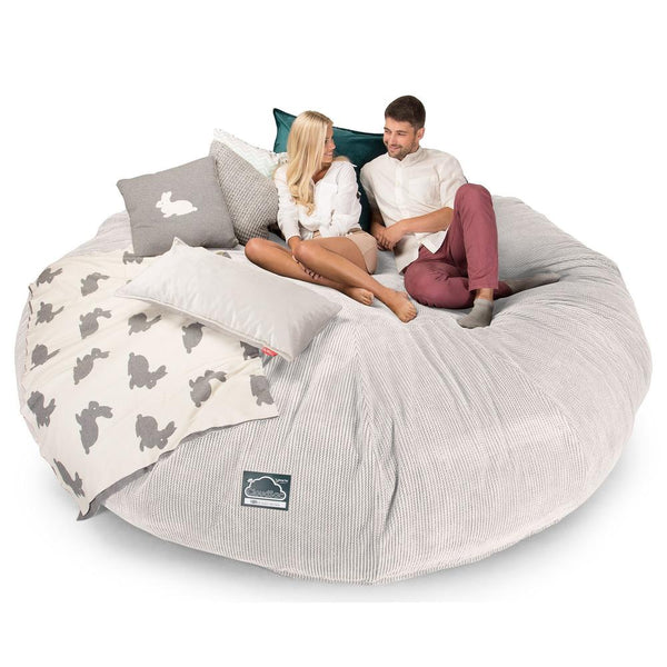 LOUNGE PUG, CloudSac 5000 XXXXXL - gigantický sedací vak ve tvaru pohovky z paměťové pěny,Pom pom Slonovinová