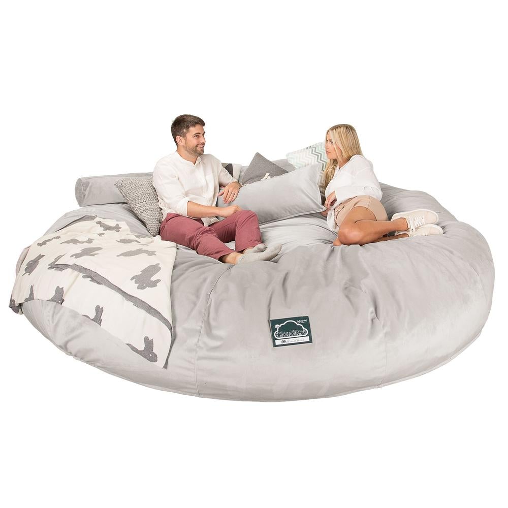 LOUNGE PUG, CloudSac 5000 XXXXXL - gigantický sedací vak ve tvaru pohovky z paměťové pěny,Samet Stříbrná