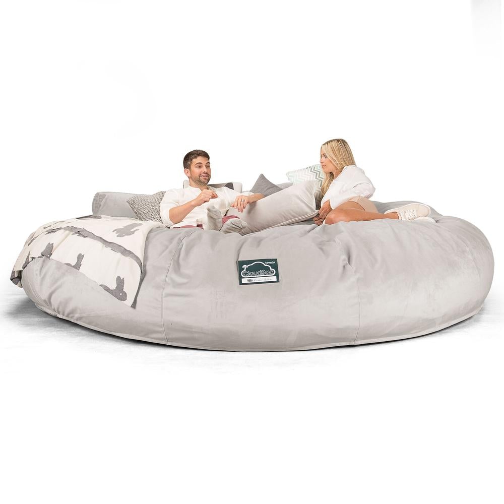 LOUNGE PUG, CloudSac 5000 XXXXXL - gigantický sedací vak ve tvaru pohovky z paměťové pěny,Samet Stříbrná