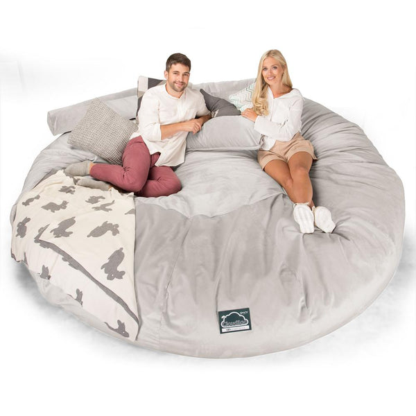LOUNGE PUG, CloudSac 5000 XXXXXL - gigantický sedací vak ve tvaru pohovky z paměťové pěny,Samet Stříbrná