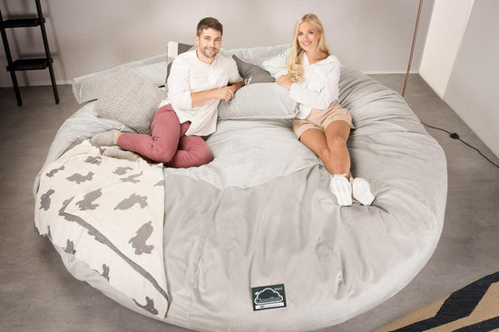 LOUNGE PUG, CloudSac 5000 XXXXXL - gigantický sedací vak ve tvaru pohovky z paměťové pěny,Samet Stříbrná