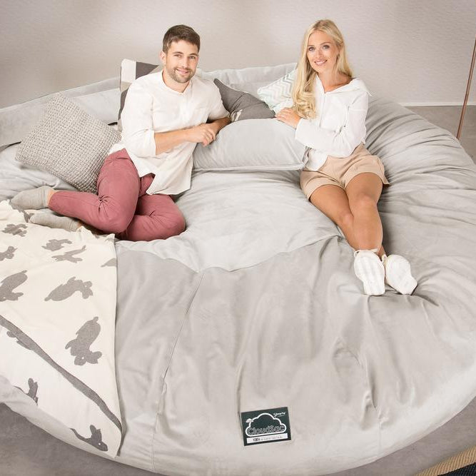 LOUNGE PUG, CloudSac 5000 XXXXXL - gigantický sedací vak ve tvaru pohovky z paměťové pěny,Samet Stříbrná